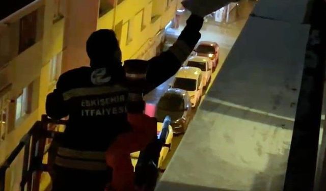 Binadan sarkan metal parça için itfaiyeden gece operasyonu