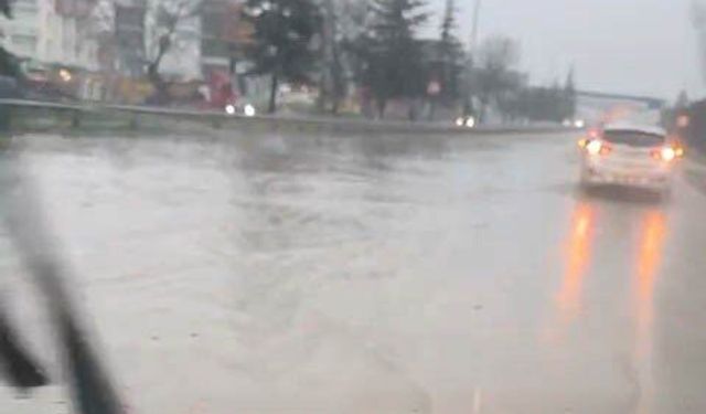 Yağış sonrası çevre yolu 'göle' döndü, bazı araçlar yolda kaldı