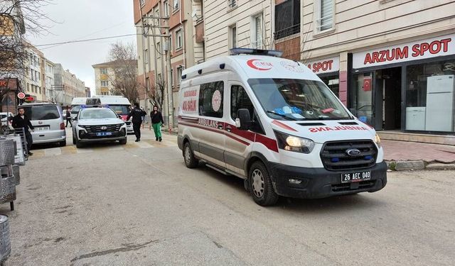 Kavga ettiği üvey babasını bıçakla ağır yaraladı
