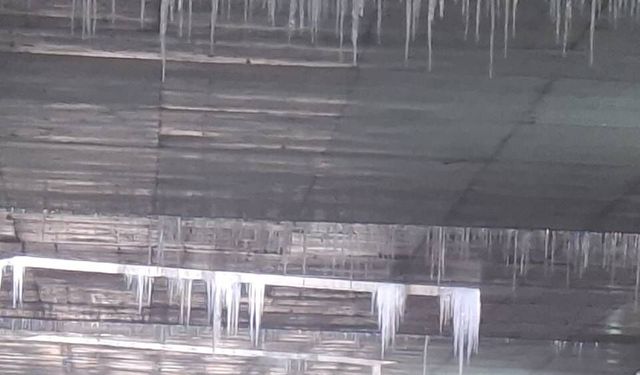 Alt geçitteki buz sarkıtı araç camını kırdı