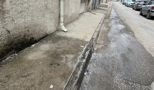 Klima suyu kaldırımı buz pistine çevirdi