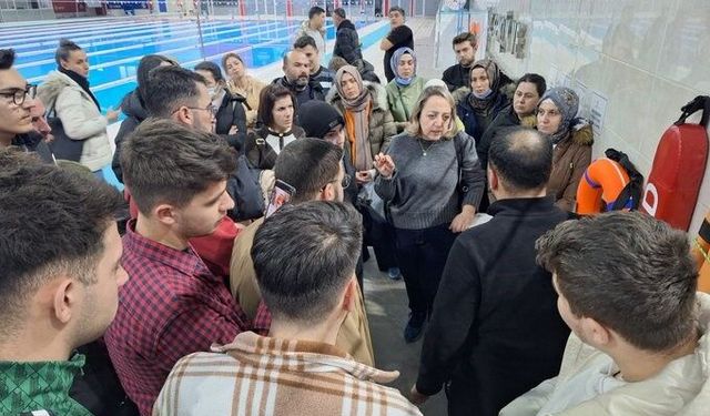 Olimpik yüzme havuzunda uygulamalı eğitim