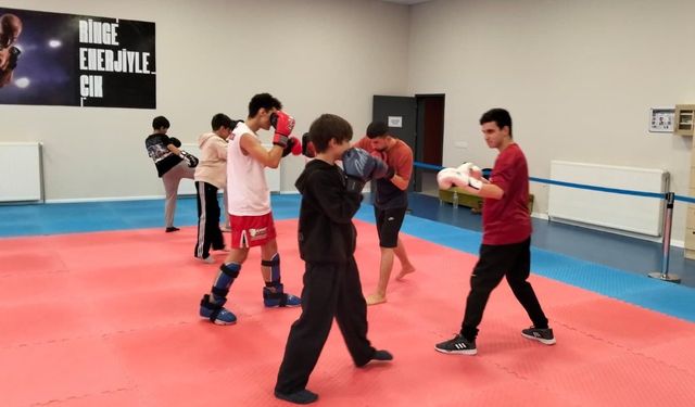 Genç sporcular Kick Boks ile zamanlarını sporla değerlendiriyor