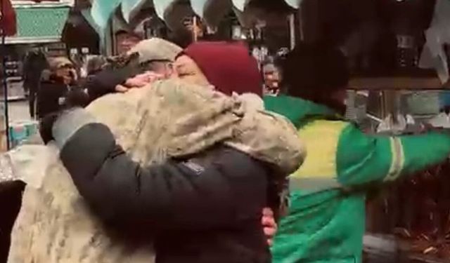 Askerde sandığı oğlunu karşısında gören anne duygulandı