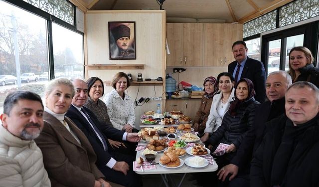 Başkan Ünlüce yenilenen taksi durağında