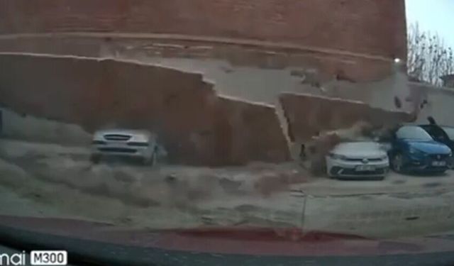 Fırtınada yıkılan duvarın devrilme anı kamerada