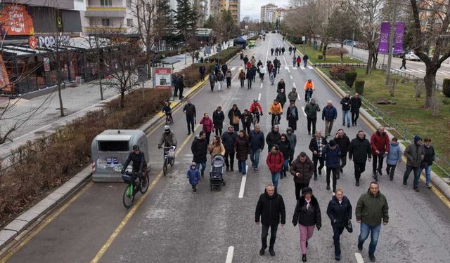 Eskişehir'in cadde ve sokakları "Arabasız Pazar" ile nefes aldı