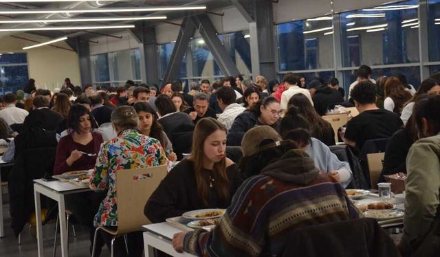 Eskişehir Anadolu Üniversitesi öğrencilerine özel iftar