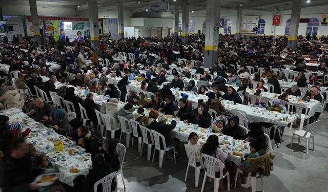 Eskişehir Büyükşehir Belediyesi Mahmudiye’de iftar sofrasını kurdu
