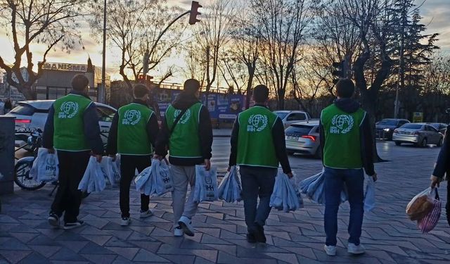 Eskişehir'de İHH gönüllülerinden "İftara 5 kala" ikramı