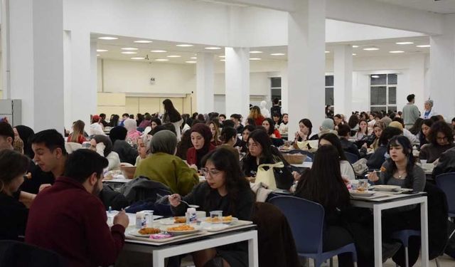 Eskişehirli öğrenciler Kadir Gecesi’nde iftar sofrasında buluştu