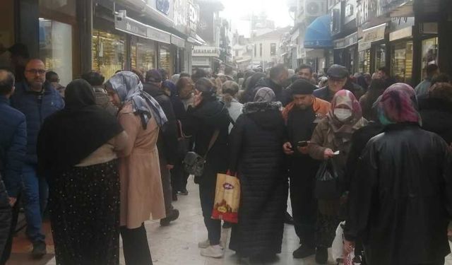Eskişehir'in kuyumcular çarşısında izdiham yaşandı!