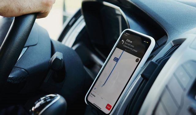 Araç içi telefon tutucu yasak mı? Araçlarda telefon tutucu kullanmanın cezası ne? Bakanlıktan açıkladı