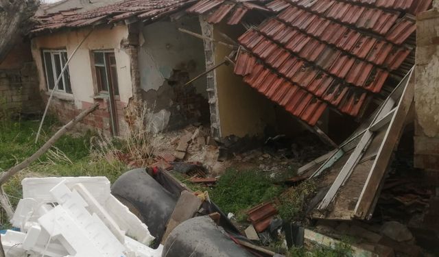 Eskişehir'de terkedilen bina tehlikesi: Olduğu yere çöktü