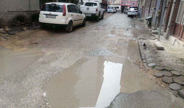 Eskişehir'de ara sokaklar vatandaşa geçit vermiyor