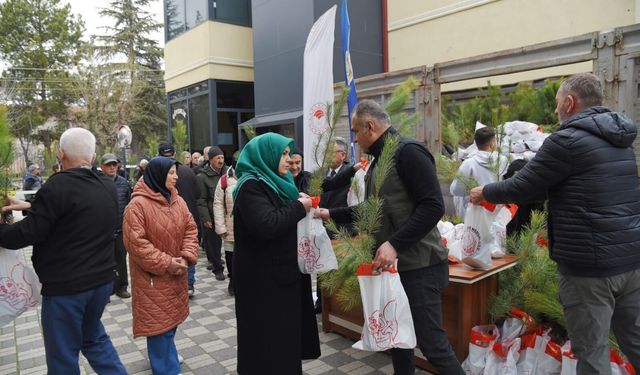 Orman Haftası nedeniyle halka fidan hediye edildi