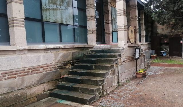 Eskişehir'de tarihi külliye dökülüyor