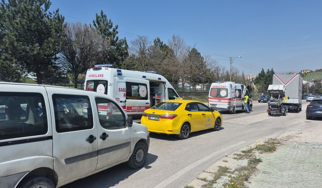 Eskişehir'de kamyonun sürüklediği araçtan burunları kanamadan çıktılar!
