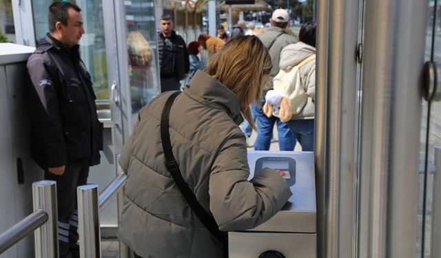 Eskişehir Büyükşehir Belediyesi’nden gençlere ulaşım desteği!