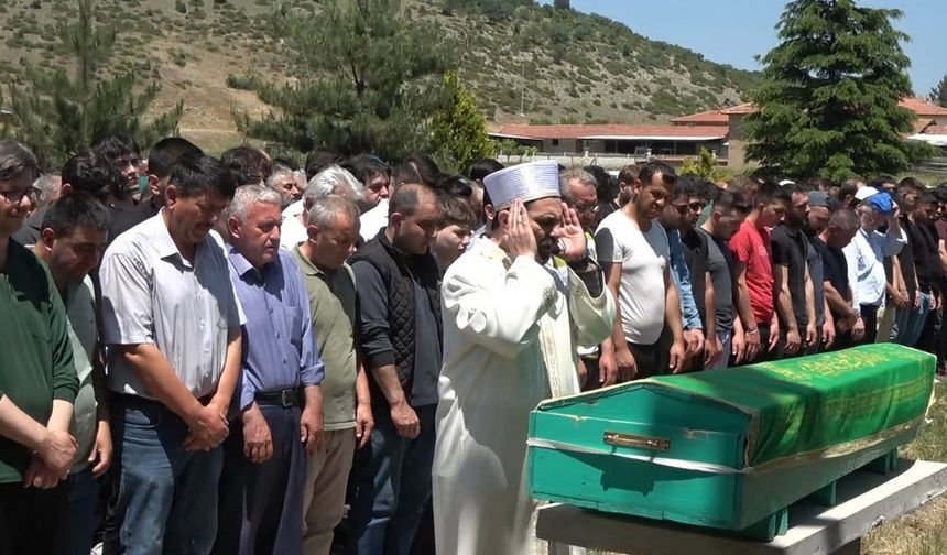 Traktör römorkuna sıkışan genç gözyaşlarıyla defnedildi