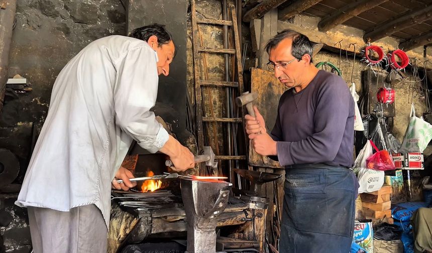 İki kardeş kaybolmaya yüz tutan mesleği yaşatmaya çalışıyor