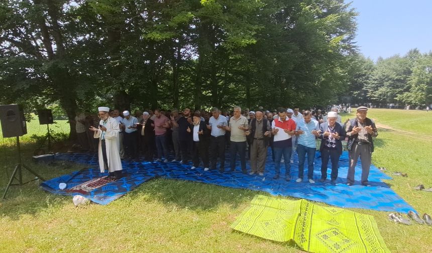 Komşuda asırlık gelenek devam ediyor