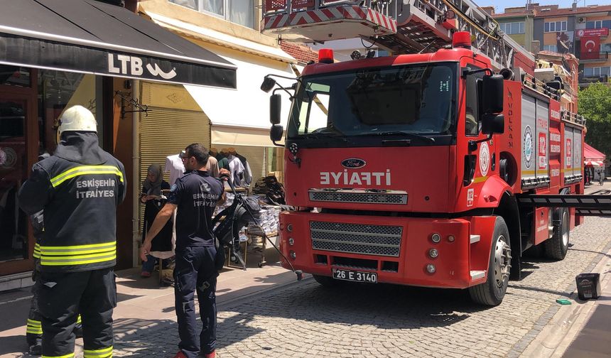 Eskişehir’de mağaza çatısında yangın: Vatandaşlar ekiplere zorluk çıkardı!