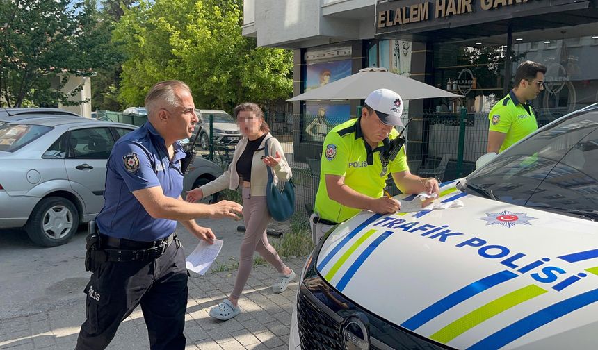 Eskişehir'de kontrolden çıkan araç tatlıcıya girdi