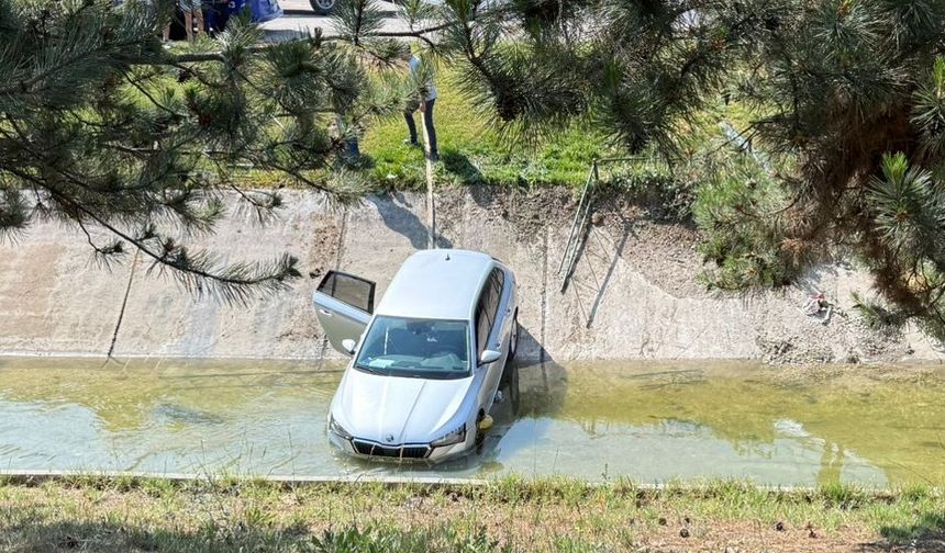 Kontrolden çıkan otomobil sulama kanalına uçtu
