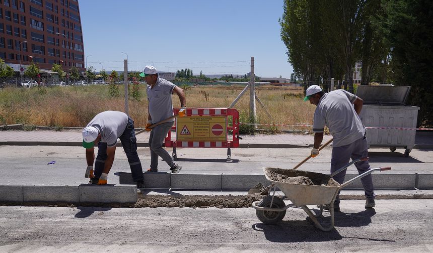 Tepebaşı’nda refüj ve kaldırım çalışmaları sürüyor