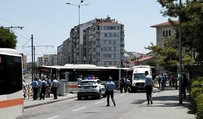 Belediye otobüsü tramvay durağına daldı: Bir kişi yaralandı