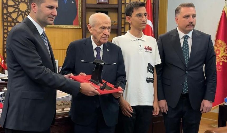 Bahçeli’ye TÜRKHAN İHA Prototipi sunuldu