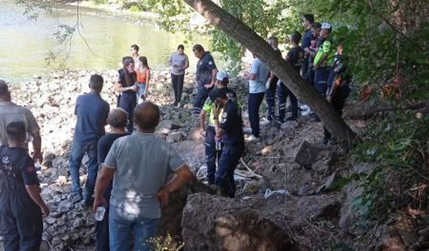 Sakarya Nehri'ne giren iki çocuk suda kayboldu