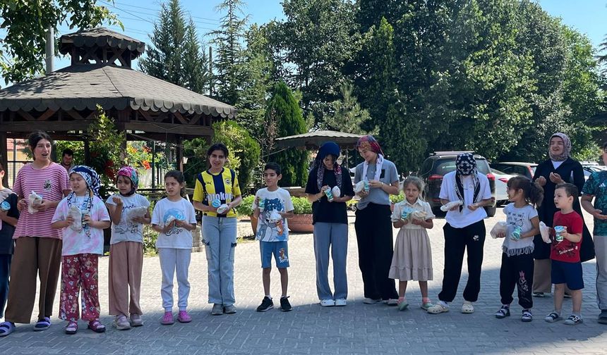 Vefat eden oğlu için Kur'an kursu öğrencilerine ikramda bulundu