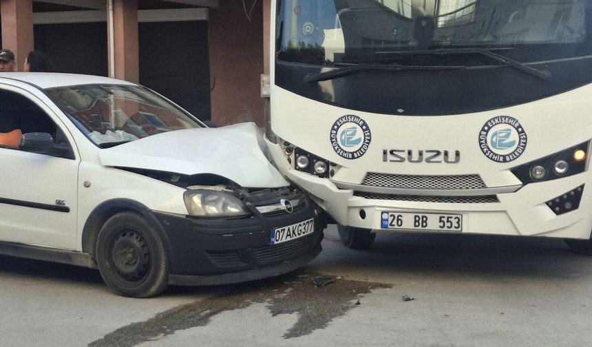 Belediye aracı ile hafif ticari araç çarpıştı