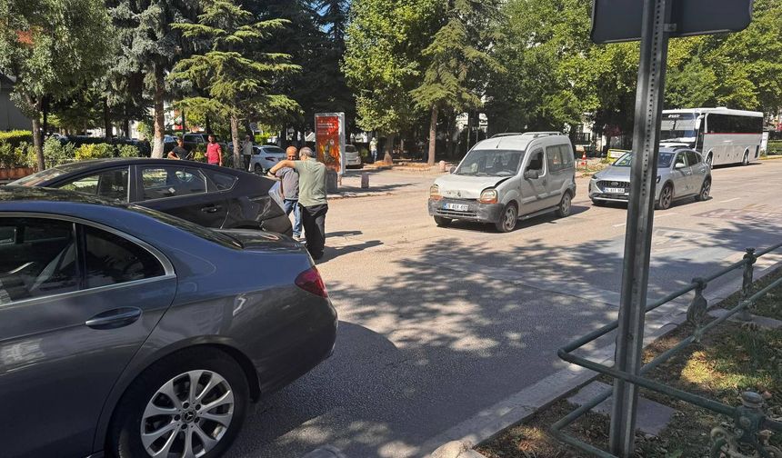 Yayaya yol veren araca arkadan çarptı