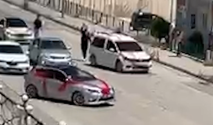 Düğün konvoyunda tehlikeli gösteri: Gelin arabası drift attı!