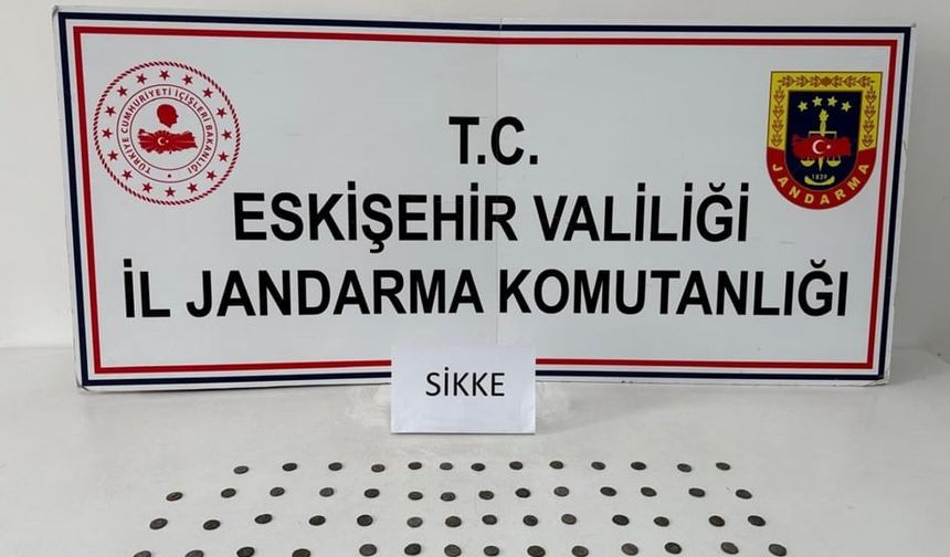 Tarihi eser kaçakçısı çantasındaki sikkelerle yakaland
