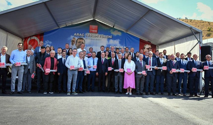 Başkan Ünlüce araç teslim törenine katıldı