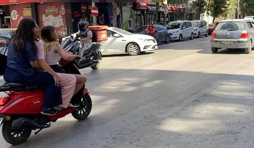 Kent merkezinde ilginç görüntü: 3 kadın 1 motosiklette
