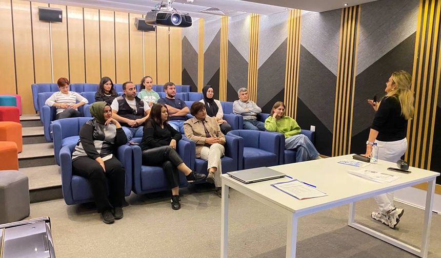 'Aile ve İnternet' konulu eğitim gerçekleştirildi