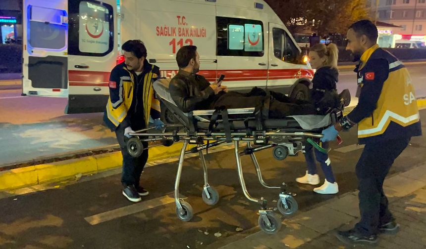 Yaralı sedyede bile telefonunu bırakmadı