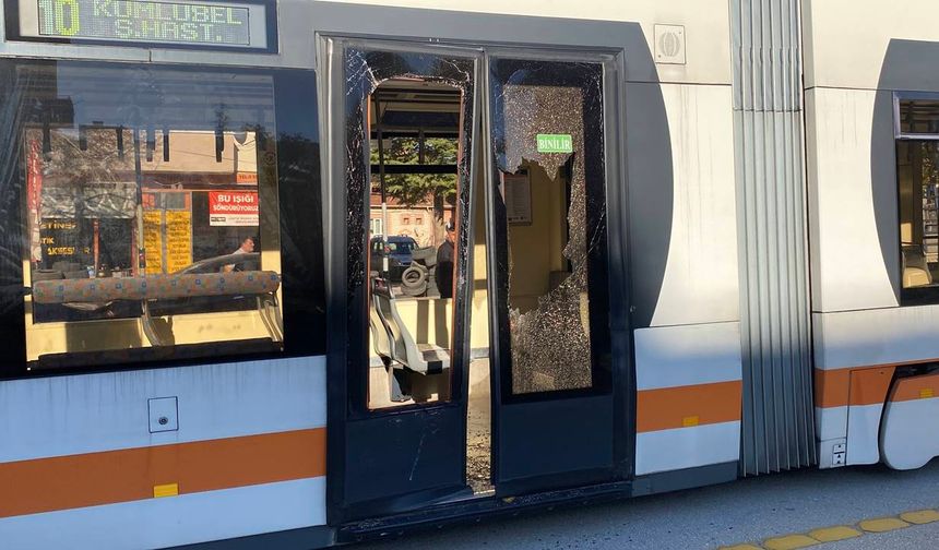 Açık bırakılan servis kapısına tramvay çarptı: 3 yaralı