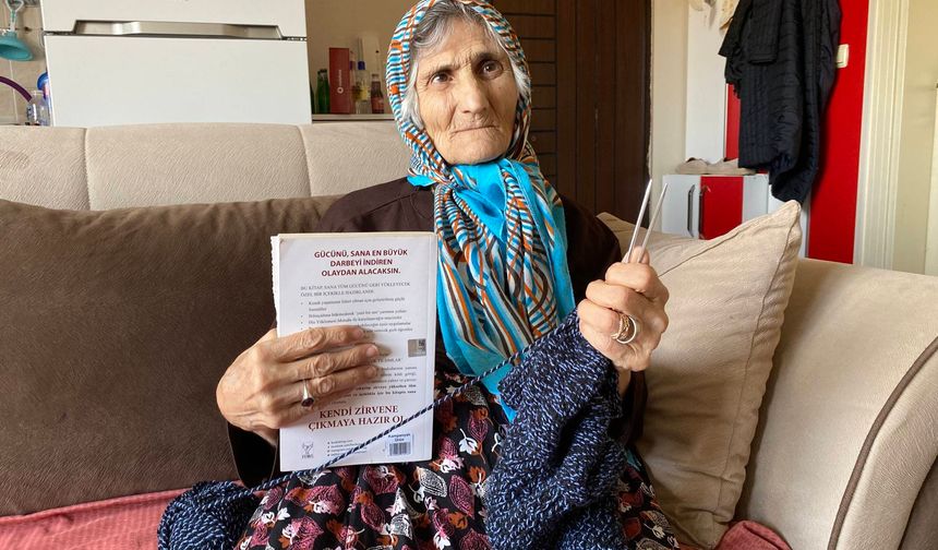 Engeline rağmen kitap okumaktan ve örgü örmekten vazgeçmiyor