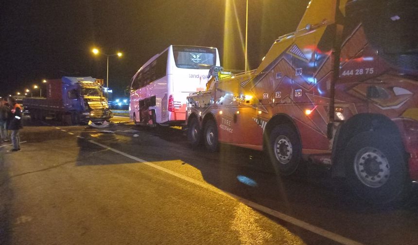 Eskişehir yolunda yolcu otobüsü ile tır çarpıştı: 20 yaralı