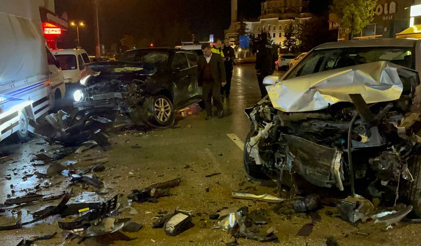 Kazada 5 araç hasar gördü 1 kişi yaralandı!