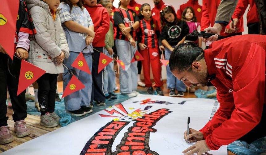 Kız çocukları Eskişehirspor'la hayallerine koştu