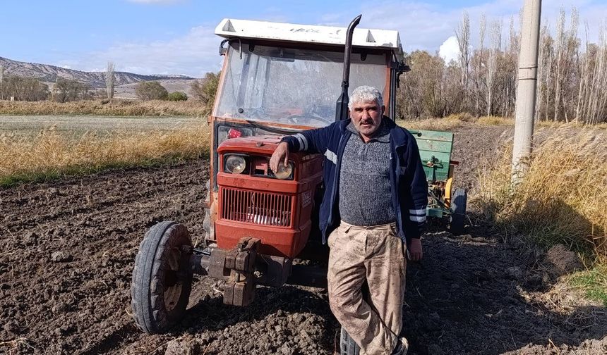 Kıraç toprağı eken çiftçi yağmur için dua ediyor