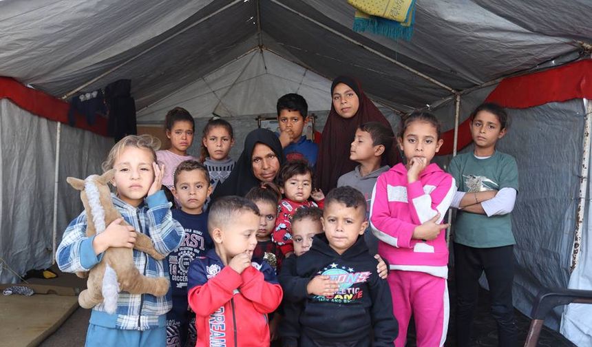 İsrail saldırılarında 5 çocuğunu kaybeden Filistinli kadın, 36 torununa bakıyor