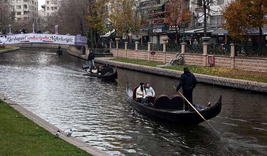 Eskişehir'de soğuk havaya rağmen gondol keyfi yaptılar